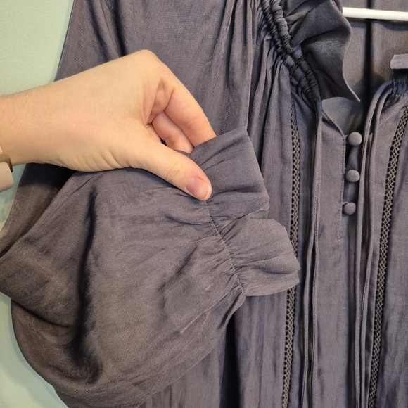 Banana Republic Women's Preppy Romantic Grey Ruffled V-Neck Blouse Size M - Picture 3 of 7